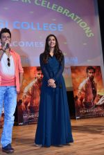 Hrithik Roshan, Pooja Hegde at Mohenjo Daro promotions in Gargi college on 5th Aug 2016 (13)_57a568c566f13.jpg