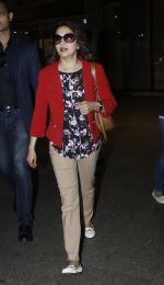 Madhuri Dixit snapped at airport on 6th Aug 2016 (3)_57a7378a22dfd.JPG