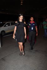 Pooja Hegde leave for Ahmedabad snapped at airport on 8th Aug 2016 (4)_57a94ca065ae0.JPG