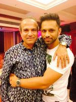 Suresh Wadkar with Rahul Vaidya at Suresh Wadkar_s Birthday Bash in Mumbai on 8th Aug 2016_57a946d063d7d.jpg