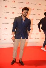 at h&m mubai launch on 11th Aug 2016 (182)_57af35a5cce47.JPG