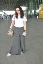 Huma Qureshi snapped at airport on 17th Aug 2016 (19)_57b47ab7cb13a.jpg