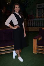 Sonakshi Sinha on the sets of The Kapil Sharma Show on 16th Aug 2016 (6)_57b3ee712c9a6.JPG