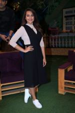 Sonakshi Sinha on the sets of The Kapil Sharma Show on 16th Aug 2016 (7)_57b3ee71f1d2c.JPG