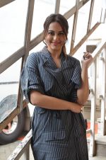 Sonakshi Sinha snapped in Mumbai on 22nd Aug 2016 (1)_57bc103f2e513.JPG