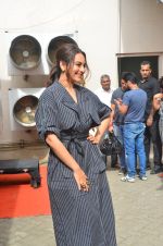 Sonakshi Sinha snapped in Mumbai on 22nd Aug 2016 (25)_57bc106ce9e80.JPG