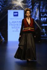 Kangana Ranaut walk the ramp for Tarun Tahiliani Show at Lakme Fashion Week 2016 on 23rd Aug 2016 (42)_57bd3b474c346.JPG