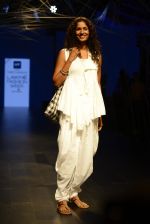 Model walk the ramp for Tarun Tahiliani Show at Lakme Fashion Week 2016 on 23rd Aug 2016 (2)_57bd3a9ca3b94.JPG