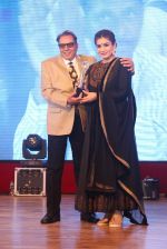 Raveena Tandon, Dharmendra at Entertainment Trade Awards on 23rd Aug 2016 (65)_57bd55bbd292d.JPG
