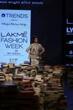 Jacqueline Fernandez walk the ramp for Rajesh Pratap Singh Show at Lakme Fashion Week 2016 on 27th Aug 2016 (6)_57c2daf9246c3.JPG