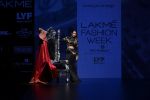 Malaika Arora Khan walk the ramp for Shantanu and Nikhil Show at Lakme Fashion Week 2016 on 27th Aug 2016 (1704)_57c2c71df27e8.JPG