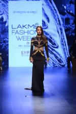 Malaika Arora Khan walk the ramp for Shantanu and Nikhil Show at Lakme Fashion Week 2016 on 27th Aug 2016 (1712)_57c2c74322e24.JPG