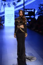 Malaika Arora Khan walk the ramp for Shantanu and Nikhil Show at Lakme Fashion Week 2016 on 27th Aug 2016 (1759)_57c2c7bf01d36.JPG