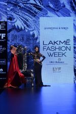 Malaika Arora Khan walk the ramp for Shantanu and Nikhil Show at Lakme Fashion Week 2016 on 27th Aug 2016 (1776)_57c2c7f1e7858.JPG