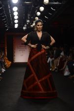 Sophie choudry walk the ramp for Sumona Parekh Show at Lakme Fashion Week 2016 on 28th Aug 2016 (40)_57c54101a1ff3.JPG
