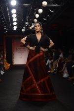 Sophie choudry walk the ramp for Sumona Parekh Show at Lakme Fashion Week 2016 on 28th Aug 2016 (41)_57c541083e577.JPG