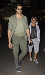 Sidharth Malhotra snapped at airport on 2nd Sept 2016 (14)_57ca791d3816e.JPG