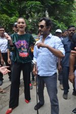 Nawazuddin Siddiqui, Amy Jackson promote their forthcoming film Freaky Ali by playing golf on the streets of Mumbai on 7th Sept 2016 (14)_57d10d1daff63.JPG