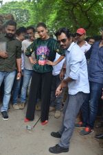 Nawazuddin Siddiqui, Amy Jackson promote their forthcoming film Freaky Ali by playing golf on the streets of Mumbai on 7th Sept 2016 (28)_57d10d27ae019.JPG