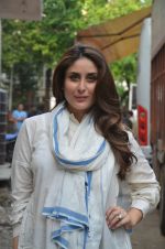 Kareena Kapoor snapped in Mumbai on 8th Sept 2016 (3)_57d2640b3ccc5.jpg