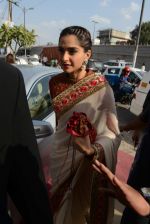 Sonam Kapoor during the launch of the first Indian Bridal Fashion Week Wedding Store, in New Delhi on 9th Sept 2016 (4)_57d41778cf61f.jpg