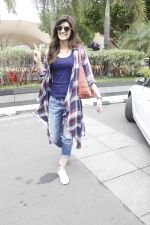 Kriti Sanon snapped at airport on 19th Sept 2016 (1)_57e0230643a6f.JPG