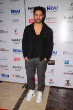 Varun Dhawan at Indian Nightlife convention on 26th Sept 2016  (47)_57eaaf9e36d4c.JPG