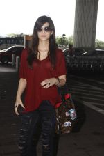 Kriti Sanon snapped at airport on 4th Oct 2016 (31)_57f4e8283e0af.JPG