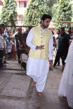 Abhishek Bachchan at asthami pooja at ram krishna mission on 8th Oct 2016 (22)_57fb2181c9048.JPG