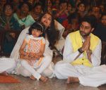 Abhishek Bachchan, Aishwarya Rai Bachchan at asthami pooja at ram krishna mission on 8th Oct 2016 (10)_57fb2205c2bee.JPG