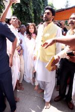 Abhishek Bachchan, Aishwarya Rai Bachchan at asthami pooja at ram krishna mission on 8th Oct 2016 (59)_57fb222055d5c.JPG