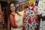 Smita Thackeray at designer Manali Jagtap store festive collection launch on 10th Oct 2016 (31)_57fc89c4569ea.JPG