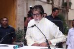 Amitabh Bachchan celebrates his birthday with media on 11th Oct 2016 (93)_57fdcf731672d.JPG
