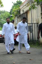 Abhishek Bachchan at Shilpa Shetty_s father_s funeral on 12th Oct 2016 (2)_57ff1ad2c9baa.jpg