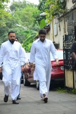 Abhishek Bachchan at Shilpa Shetty_s father_s funeral on 12th Oct 2016 (3)_57ff1ada8c472.jpg