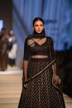 Aditi Rao Hydari walk the ramp for Road to Chanderi show in AIFW on 12th Oct 2016 (9)_580069ab6db26.jpg