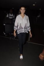 Amy Jackson snapped at airport on 13th Oct 2016 (21)_5800c530a3a97.JPG
