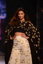 Athiya Shetty walks for Masaba at Amazon India Fashion Week on 15th Oct 2016 (31)_5804a2ecc4071.jpg