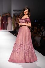 Divya Khosla Kumar walks for soltee by sulakshna monga on 16th Oct 2016 (13)_5804c0fb3e3fd.jpg