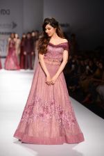 Divya Khosla Kumar walks for soltee by sulakshna monga on 16th Oct 2016 (17)_5804c0ff7fae8.jpg