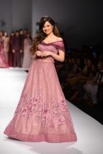 Divya Khosla Kumar walks for soltee by sulakshna monga on 16th Oct 2016 (7)_5804c0f626dc2.jpg