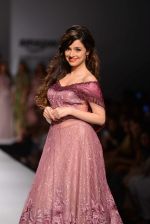 Divya Khosla Kumar walks for soltee by sulakshna monga on 16th Oct 2016 (8)_5804c0f6d32e5.jpg