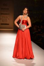 Ileana D Cruz walks for Abhishek Kankaria and shruti Tapuria at amazon day 5 on 16th Oct 2016 (26)_5804c12d6ec48.jpg