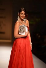 Ileana D Cruz walks for Abhishek Kankaria and shruti Tapuria at amazon day 5 on 16th Oct 2016 (33)_5804c133aa7c2.jpg