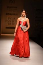 Ileana D Cruz walks for Abhishek Kankaria and shruti Tapuria at amazon day 5 on 16th Oct 2016 (6)_5804c11b08f92.jpg