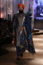 Model walk the ramp for JJ Valaya Show grand finale at amazon India Fashion Week on 16th Oct 2016 (15)_5804c625e90b4.jpg