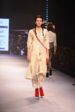Model walks for Masaba at Amazon India Fashion Week on 15th Oct 2016 (37)_5804a3051583e.jpg
