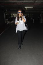 Neha Dhupia snapped at airport on 16th Oct 2016 (20)_5804ddd6d2883.JPG