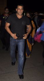 Salman Khan snapped at airport on 16th Oct 2016 (9)_5804bb08dde04.JPG