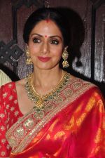 Sridevi celebrate Karva Chauth at Anil Kapoor�s house in Juhu on 19th Oct 2016 (40)_580870d015609.JPG